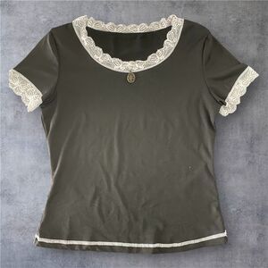 Vintage Y2K Lace Trim Tee with Skull Pendant – Black & White - Size M